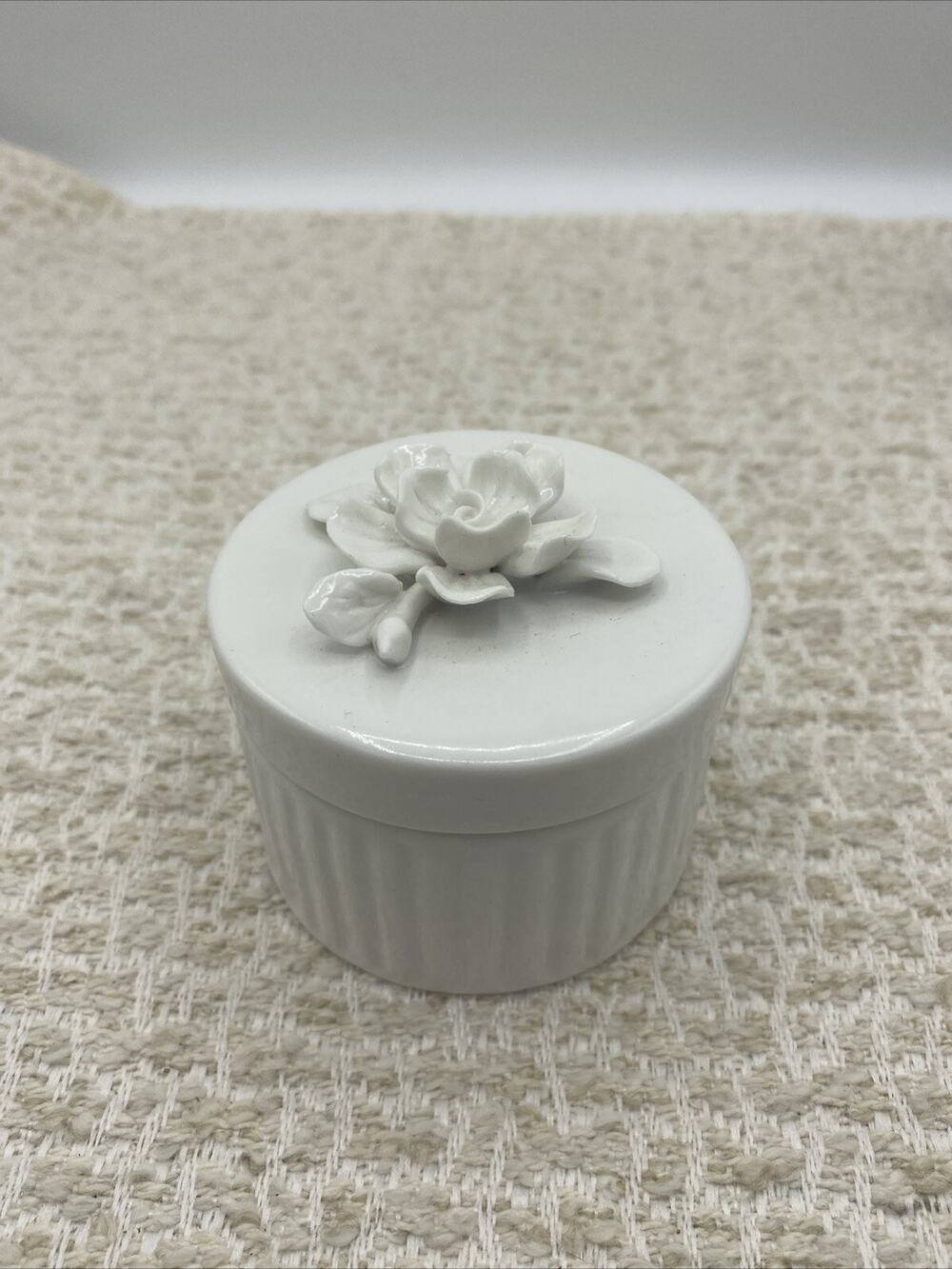 HOME Ceramic Trinket/Vanity Box With Flowers On The Lid 3” Diameter 2” Tall